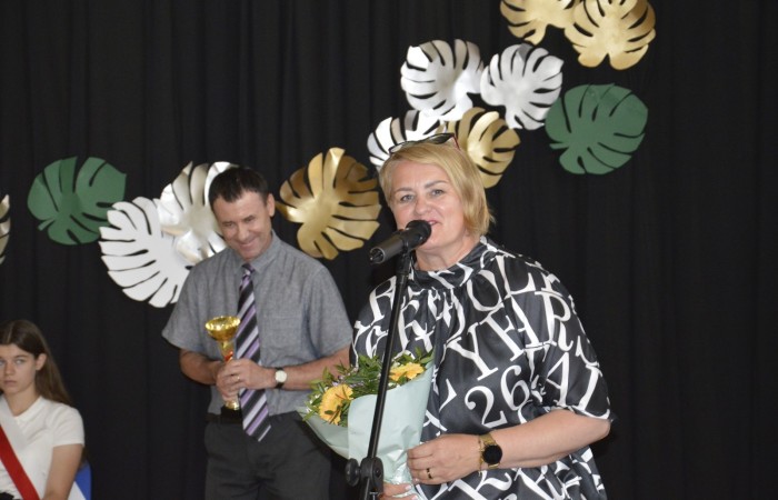 23 czerwca w naszej szkole odbyło się utrzymane w uroczystym tonie zakończenie roku szkolnego 2022/23. W tym dniu odbyły się dwie uroczystości: pożegnanie klas I-III o godz. 9.00 oraz pożegnanie klas IV-VII o godz. 11.00.  Obie uroczystości rozpoczęły się wprowadzeniem sztandaru, po którym nastąpiło wręczenie nagród uczniom z najlepszymi wynikami w nauce przez wychowawców klas i panią Agnieszkę Cieklińską - Dyrektor szkoły. Następnie p. Dyrektor podsumowała rok szkolny oraz podziękowała wychowawcom, nauczycielom, pracownikom szkoły, rodzicom i uczniom za aktywną pracę na rzecz środowiska szkolnego.

W tym dniu pożegnaliśmy również nauczycieli i pracowników niepedagogicznych, którzy opuszczali mury naszej szkoły:
- panią Anielę Chylińską,
- panią Ewę Kilian,
- panią Irenę Ulejczyk
- panią Halinę Zawieruchę.

Podziękowano także za zaangażowanie i wieloletnią pracę pani Edycie Garczyńskiej, pani Iwonie Matukiewicz i panu Ireneuszowi Naspińskiemu.

Na koniec uroczystości pani Dyrektor życzyła wszystkim obecnym, aby wakacje upłynęły przede wszystkim bezpiecznie, radośnie, dając możliwość zgromadzenia sił na kolejny rok szkolny. 
Po akademiach uczniowie wraz z rodzicami udali się do klas na krótkie spotkania z wychowawcami.