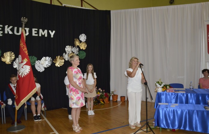 23 czerwca w naszej szkole odbyło się utrzymane w uroczystym tonie zakończenie roku szkolnego 2022/23. W tym dniu odbyły się dwie uroczystości: pożegnanie klas I-III o godz. 9.00 oraz pożegnanie klas IV-VII o godz. 11.00.  Obie uroczystości rozpoczęły się wprowadzeniem sztandaru, po którym nastąpiło wręczenie nagród uczniom z najlepszymi wynikami w nauce przez wychowawców klas i panią Agnieszkę Cieklińską - Dyrektor szkoły. Następnie p. Dyrektor podsumowała rok szkolny oraz podziękowała wychowawcom, nauczycielom, pracownikom szkoły, rodzicom i uczniom za aktywną pracę na rzecz środowiska szkolnego.

W tym dniu pożegnaliśmy również nauczycieli i pracowników niepedagogicznych, którzy opuszczali mury naszej szkoły:
- panią Anielę Chylińską,
- panią Ewę Kilian,
- panią Irenę Ulejczyk
- panią Halinę Zawieruchę.

Podziękowano także za zaangażowanie i wieloletnią pracę pani Edycie Garczyńskiej, pani Iwonie Matukiewicz i panu Ireneuszowi Naspińskiemu.

Na koniec uroczystości pani Dyrektor życzyła wszystkim obecnym, aby wakacje upłynęły przede wszystkim bezpiecznie, radośnie, dając możliwość zgromadzenia sił na kolejny rok szkolny. 
Po akademiach uczniowie wraz z rodzicami udali się do klas na krótkie spotkania z wychowawcami.