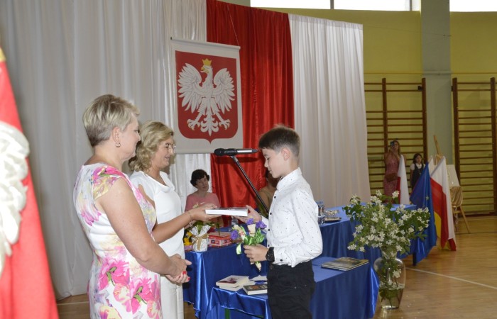 23 czerwca w naszej szkole odbyło się utrzymane w uroczystym tonie zakończenie roku szkolnego 2022/23. W tym dniu odbyły się dwie uroczystości: pożegnanie klas I-III o godz. 9.00 oraz pożegnanie klas IV-VII o godz. 11.00.  Obie uroczystości rozpoczęły się wprowadzeniem sztandaru, po którym nastąpiło wręczenie nagród uczniom z najlepszymi wynikami w nauce przez wychowawców klas i panią Agnieszkę Cieklińską - Dyrektor szkoły. Następnie p. Dyrektor podsumowała rok szkolny oraz podziękowała wychowawcom, nauczycielom, pracownikom szkoły, rodzicom i uczniom za aktywną pracę na rzecz środowiska szkolnego.

W tym dniu pożegnaliśmy również nauczycieli i pracowników niepedagogicznych, którzy opuszczali mury naszej szkoły:
- panią Anielę Chylińską,
- panią Ewę Kilian,
- panią Irenę Ulejczyk
- panią Halinę Zawieruchę.

Podziękowano także za zaangażowanie i wieloletnią pracę pani Edycie Garczyńskiej, pani Iwonie Matukiewicz i panu Ireneuszowi Naspińskiemu.

Na koniec uroczystości pani Dyrektor życzyła wszystkim obecnym, aby wakacje upłynęły przede wszystkim bezpiecznie, radośnie, dając możliwość zgromadzenia sił na kolejny rok szkolny. 
Po akademiach uczniowie wraz z rodzicami udali się do klas na krótkie spotkania z wychowawcami.