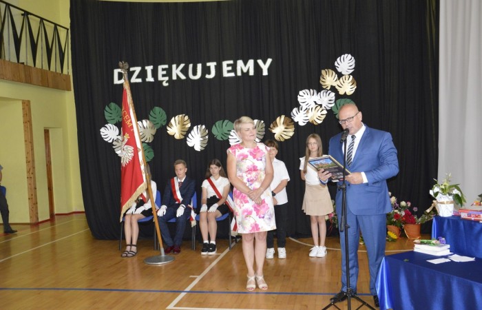 23 czerwca w naszej szkole odbyło się utrzymane w uroczystym tonie zakończenie roku szkolnego 2022/23. W tym dniu odbyły się dwie uroczystości: pożegnanie klas I-III o godz. 9.00 oraz pożegnanie klas IV-VII o godz. 11.00.  Obie uroczystości rozpoczęły się wprowadzeniem sztandaru, po którym nastąpiło wręczenie nagród uczniom z najlepszymi wynikami w nauce przez wychowawców klas i panią Agnieszkę Cieklińską - Dyrektor szkoły. Następnie p. Dyrektor podsumowała rok szkolny oraz podziękowała wychowawcom, nauczycielom, pracownikom szkoły, rodzicom i uczniom za aktywną pracę na rzecz środowiska szkolnego.

W tym dniu pożegnaliśmy również nauczycieli i pracowników niepedagogicznych, którzy opuszczali mury naszej szkoły:
- panią Anielę Chylińską,
- panią Ewę Kilian,
- panią Irenę Ulejczyk
- panią Halinę Zawieruchę.

Podziękowano także za zaangażowanie i wieloletnią pracę pani Edycie Garczyńskiej, pani Iwonie Matukiewicz i panu Ireneuszowi Naspińskiemu.

Na koniec uroczystości pani Dyrektor życzyła wszystkim obecnym, aby wakacje upłynęły przede wszystkim bezpiecznie, radośnie, dając możliwość zgromadzenia sił na kolejny rok szkolny. 
Po akademiach uczniowie wraz z rodzicami udali się do klas na krótkie spotkania z wychowawcami.
