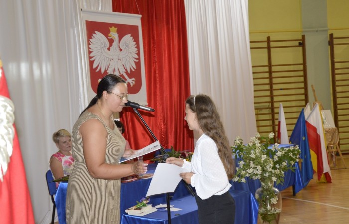 23 czerwca w naszej szkole odbyło się utrzymane w uroczystym tonie zakończenie roku szkolnego 2022/23. W tym dniu odbyły się dwie uroczystości: pożegnanie klas I-III o godz. 9.00 oraz pożegnanie klas IV-VII o godz. 11.00.  Obie uroczystości rozpoczęły się wprowadzeniem sztandaru, po którym nastąpiło wręczenie nagród uczniom z najlepszymi wynikami w nauce przez wychowawców klas i panią Agnieszkę Cieklińską - Dyrektor szkoły. Następnie p. Dyrektor podsumowała rok szkolny oraz podziękowała wychowawcom, nauczycielom, pracownikom szkoły, rodzicom i uczniom za aktywną pracę na rzecz środowiska szkolnego.

W tym dniu pożegnaliśmy również nauczycieli i pracowników niepedagogicznych, którzy opuszczali mury naszej szkoły:
- panią Anielę Chylińską,
- panią Ewę Kilian,
- panią Irenę Ulejczyk
- panią Halinę Zawieruchę.

Podziękowano także za zaangażowanie i wieloletnią pracę pani Edycie Garczyńskiej, pani Iwonie Matukiewicz i panu Ireneuszowi Naspińskiemu.

Na koniec uroczystości pani Dyrektor życzyła wszystkim obecnym, aby wakacje upłynęły przede wszystkim bezpiecznie, radośnie, dając możliwość zgromadzenia sił na kolejny rok szkolny. 
Po akademiach uczniowie wraz z rodzicami udali się do klas na krótkie spotkania z wychowawcami.