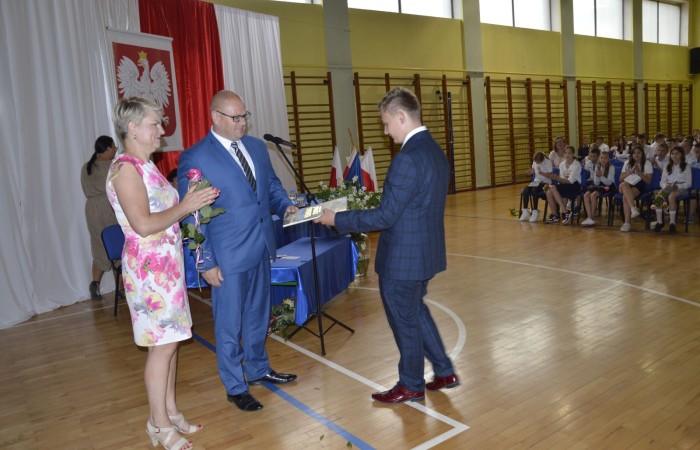 23 czerwca w naszej szkole odbyło się utrzymane w uroczystym tonie zakończenie roku szkolnego 2022/23. W tym dniu odbyły się dwie uroczystości: pożegnanie klas I-III o godz. 9.00 oraz pożegnanie klas IV-VII o godz. 11.00.  Obie uroczystości rozpoczęły się wprowadzeniem sztandaru, po którym nastąpiło wręczenie nagród uczniom z najlepszymi wynikami w nauce przez wychowawców klas i panią Agnieszkę Cieklińską - Dyrektor szkoły. Następnie p. Dyrektor podsumowała rok szkolny oraz podziękowała wychowawcom, nauczycielom, pracownikom szkoły, rodzicom i uczniom za aktywną pracę na rzecz środowiska szkolnego.

W tym dniu pożegnaliśmy również nauczycieli i pracowników niepedagogicznych, którzy opuszczali mury naszej szkoły:
- panią Anielę Chylińską,
- panią Ewę Kilian,
- panią Irenę Ulejczyk
- panią Halinę Zawieruchę.

Podziękowano także za zaangażowanie i wieloletnią pracę pani Edycie Garczyńskiej, pani Iwonie Matukiewicz i panu Ireneuszowi Naspińskiemu.

Na koniec uroczystości pani Dyrektor życzyła wszystkim obecnym, aby wakacje upłynęły przede wszystkim bezpiecznie, radośnie, dając możliwość zgromadzenia sił na kolejny rok szkolny. 
Po akademiach uczniowie wraz z rodzicami udali się do klas na krótkie spotkania z wychowawcami.