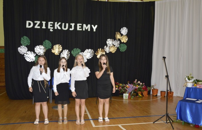 23 czerwca w naszej szkole odbyło się utrzymane w uroczystym tonie zakończenie roku szkolnego 2022/23. W tym dniu odbyły się dwie uroczystości: pożegnanie klas I-III o godz. 9.00 oraz pożegnanie klas IV-VII o godz. 11.00.  Obie uroczystości rozpoczęły się wprowadzeniem sztandaru, po którym nastąpiło wręczenie nagród uczniom z najlepszymi wynikami w nauce przez wychowawców klas i panią Agnieszkę Cieklińską - Dyrektor szkoły. Następnie p. Dyrektor podsumowała rok szkolny oraz podziękowała wychowawcom, nauczycielom, pracownikom szkoły, rodzicom i uczniom za aktywną pracę na rzecz środowiska szkolnego.

W tym dniu pożegnaliśmy również nauczycieli i pracowników niepedagogicznych, którzy opuszczali mury naszej szkoły:
- panią Anielę Chylińską,
- panią Ewę Kilian,
- panią Irenę Ulejczyk
- panią Halinę Zawieruchę.

Podziękowano także za zaangażowanie i wieloletnią pracę pani Edycie Garczyńskiej, pani Iwonie Matukiewicz i panu Ireneuszowi Naspińskiemu.

Na koniec uroczystości pani Dyrektor życzyła wszystkim obecnym, aby wakacje upłynęły przede wszystkim bezpiecznie, radośnie, dając możliwość zgromadzenia sił na kolejny rok szkolny. 
Po akademiach uczniowie wraz z rodzicami udali się do klas na krótkie spotkania z wychowawcami.