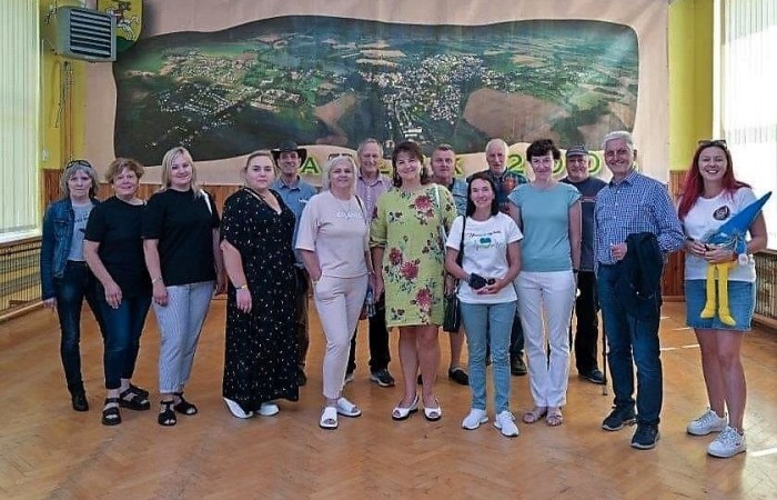 7 lipca naszą szkołę odwiedzili goście z Ukrainy, Litwy i  Niemiec. Podczas wizyty  obejrzeli sale lekcyjne, oddział przedszkolny i zapoznali się z organizacją polskiej edukacji. Poza wizytą w placówce mieli też okazję zwiedzać Pasłęk. Delegacje gościły w zaprzyjaźnionym Aniołowie podczas VIII Zlotu Miłośników Aniołów.