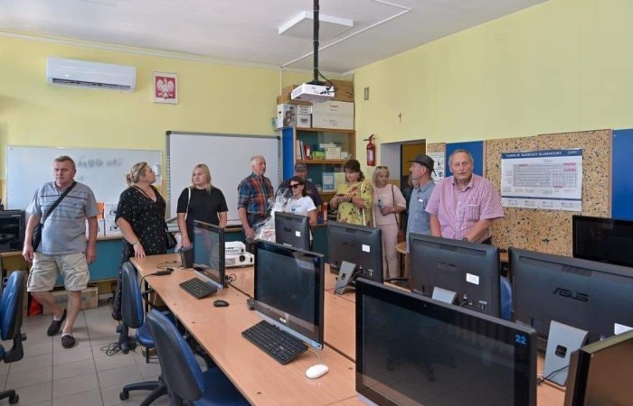 7 lipca naszą szkołę odwiedzili goście z Ukrainy, Litwy i  Niemiec. Podczas wizyty  obejrzeli sale lekcyjne, oddział przedszkolny i zapoznali się z organizacją polskiej edukacji. Poza wizytą w placówce mieli też okazję zwiedzać Pasłęk. Delegacje gościły w zaprzyjaźnionym Aniołowie podczas VIII Zlotu Miłośników Aniołów.