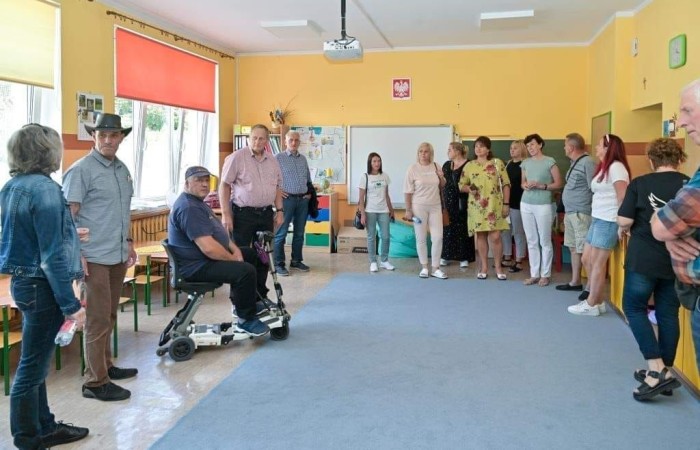 7 lipca naszą szkołę odwiedzili goście z Ukrainy, Litwy i  Niemiec. Podczas wizyty  obejrzeli sale lekcyjne, oddział przedszkolny i zapoznali się z organizacją polskiej edukacji. Poza wizytą w placówce mieli też okazję zwiedzać Pasłęk. Delegacje gościły w zaprzyjaźnionym Aniołowie podczas VIII Zlotu Miłośników Aniołów.