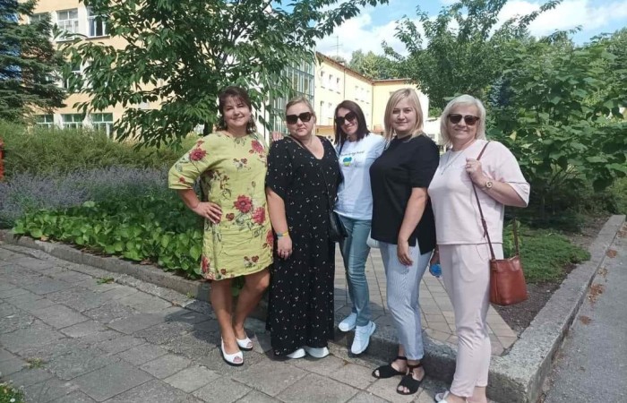 7 lipca naszą szkołę odwiedzili goście z Ukrainy, Litwy i  Niemiec. Podczas wizyty  obejrzeli sale lekcyjne, oddział przedszkolny i zapoznali się z organizacją polskiej edukacji. Poza wizytą w placówce mieli też okazję zwiedzać Pasłęk. Delegacje gościły w zaprzyjaźnionym Aniołowie podczas VIII Zlotu Miłośników Aniołów.