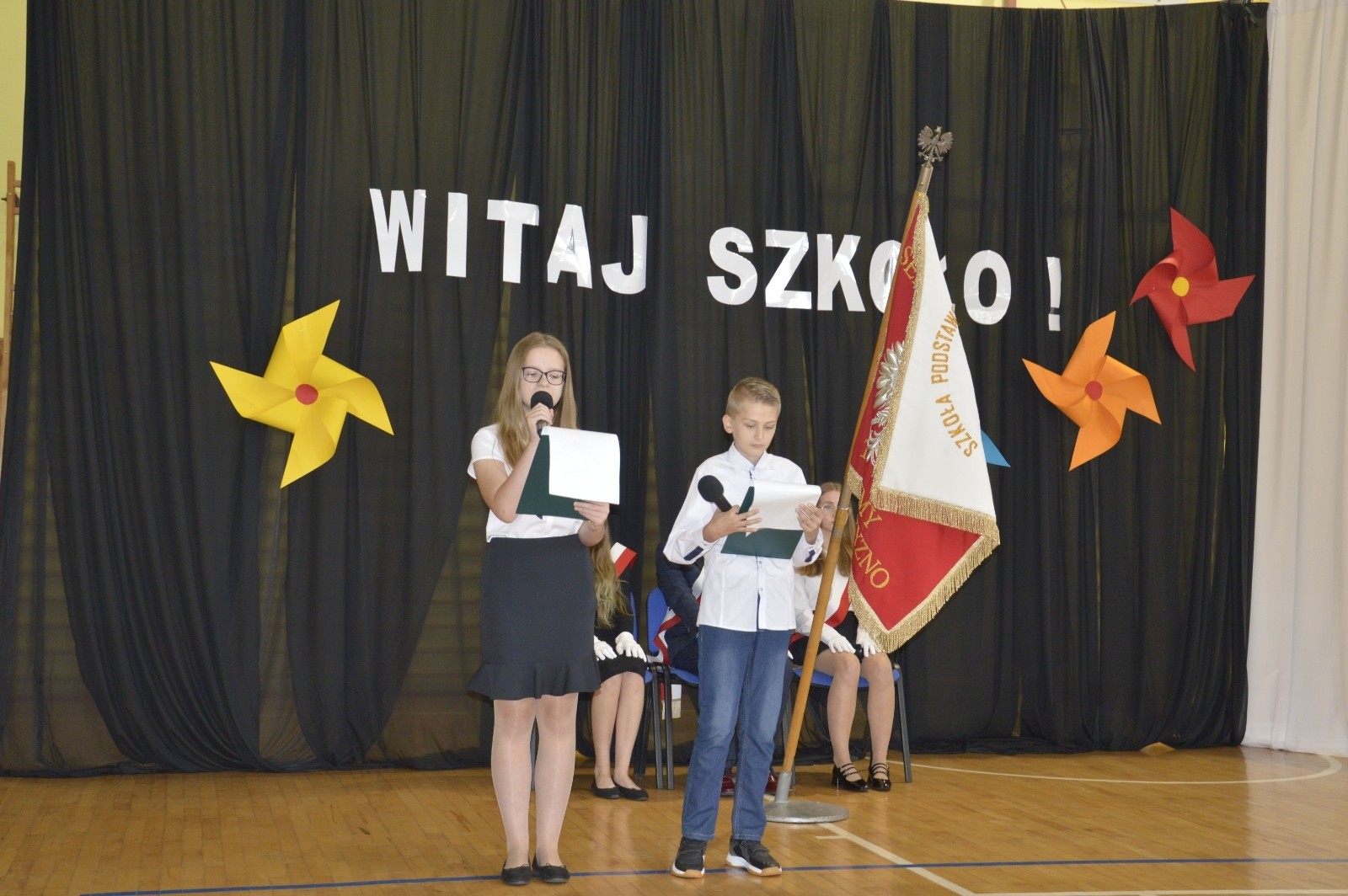 4 września uczniowie naszej szkoły uczestniczyli w uroczystej inauguracji roku szkolnego, którą przygotowali uczniowie klasy V a pod opieką p. Anny Cieśli. Natomiast oprawę muzyczną zapewniła p. Iwona Matukiewicz. 
Podczas występu były wesołe  wierszyki i szczere życzenia. Nie zabrakło też chwili powagi, podczas której wspominano rocznicę wybuchu II wojny światowej. 