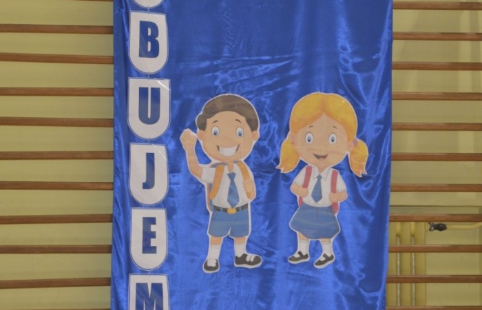 Ten dzień był szczególnie wyjątkowy dla uczniów klas pierwszych, którzy zgodnie z tradycją naszej szkoły, wraz z rozpoczęciem roku szkolnego przystąpili do uroczystego ślubowania. Pierwszaki złożyły obietnicę bycia dobrym uczniem, a tym samym zostały oficjalnie włączone do społeczności uczniowskiej.