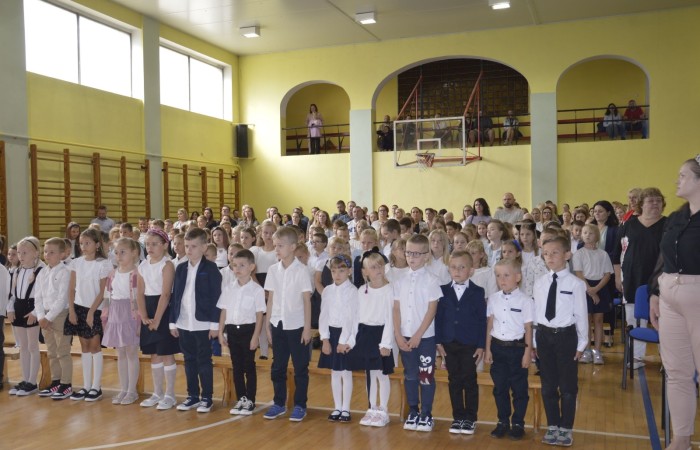 Ten dzień był szczególnie wyjątkowy dla uczniów klas pierwszych, którzy zgodnie z tradycją naszej szkoły, wraz z rozpoczęciem roku szkolnego przystąpili do uroczystego ślubowania. Pierwszaki złożyły obietnicę bycia dobrym uczniem, a tym samym zostały oficjalnie włączone do społeczności uczniowskiej.