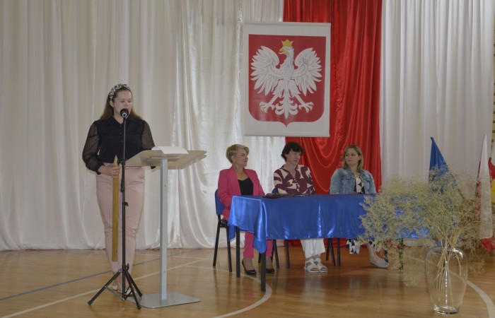 Ten dzień był szczególnie wyjątkowy dla uczniów klas pierwszych, którzy zgodnie z tradycją naszej szkoły, wraz z rozpoczęciem roku szkolnego przystąpili do uroczystego ślubowania. Pierwszaki złożyły obietnicę bycia dobrym uczniem, a tym samym zostały oficjalnie włączone do społeczności uczniowskiej.