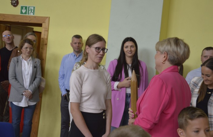 Ten dzień był szczególnie wyjątkowy dla uczniów klas pierwszych, którzy zgodnie z tradycją naszej szkoły, wraz z rozpoczęciem roku szkolnego przystąpili do uroczystego ślubowania. Pierwszaki złożyły obietnicę bycia dobrym uczniem, a tym samym zostały oficjalnie włączone do społeczności uczniowskiej.