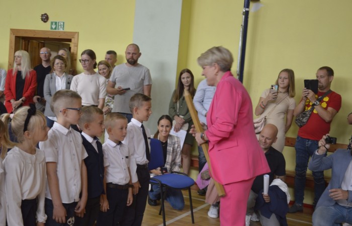 Ten dzień był szczególnie wyjątkowy dla uczniów klas pierwszych, którzy zgodnie z tradycją naszej szkoły, wraz z rozpoczęciem roku szkolnego przystąpili do uroczystego ślubowania. Pierwszaki złożyły obietnicę bycia dobrym uczniem, a tym samym zostały oficjalnie włączone do społeczności uczniowskiej.