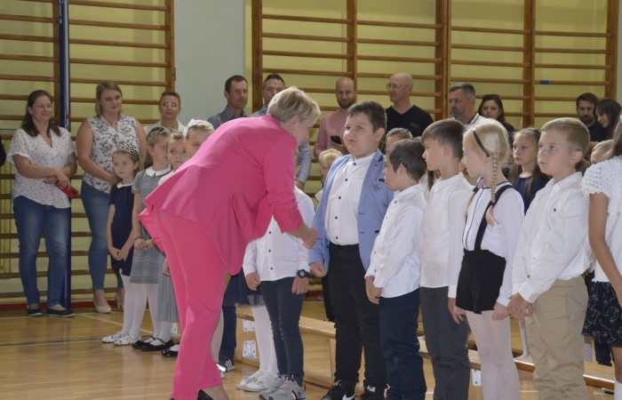 Ten dzień był szczególnie wyjątkowy dla uczniów klas pierwszych, którzy zgodnie z tradycją naszej szkoły, wraz z rozpoczęciem roku szkolnego przystąpili do uroczystego ślubowania. Pierwszaki złożyły obietnicę bycia dobrym uczniem, a tym samym zostały oficjalnie włączone do społeczności uczniowskiej.
