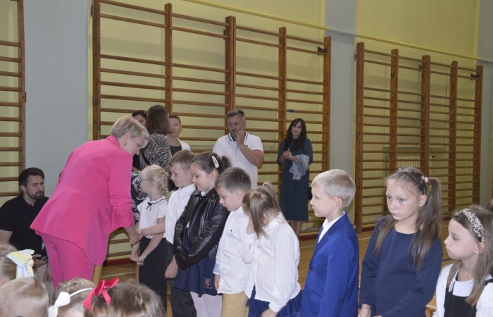 Ten dzień był szczególnie wyjątkowy dla uczniów klas pierwszych, którzy zgodnie z tradycją naszej szkoły, wraz z rozpoczęciem roku szkolnego przystąpili do uroczystego ślubowania. Pierwszaki złożyły obietnicę bycia dobrym uczniem, a tym samym zostały oficjalnie włączone do społeczności uczniowskiej.