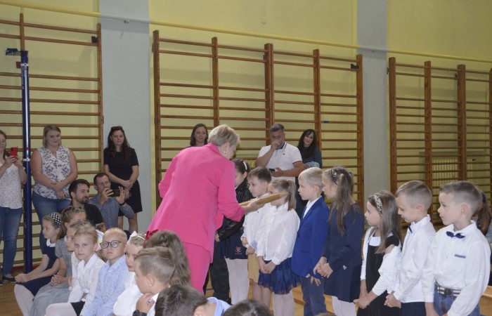 Ten dzień był szczególnie wyjątkowy dla uczniów klas pierwszych, którzy zgodnie z tradycją naszej szkoły, wraz z rozpoczęciem roku szkolnego przystąpili do uroczystego ślubowania. Pierwszaki złożyły obietnicę bycia dobrym uczniem, a tym samym zostały oficjalnie włączone do społeczności uczniowskiej.