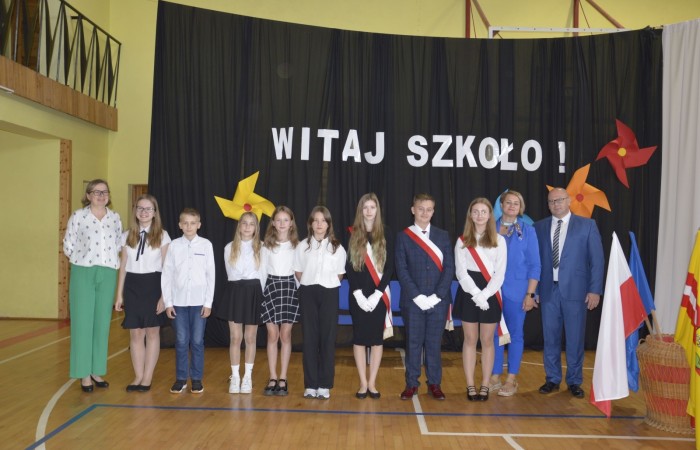 Na zakończenie uczennice zaśpiewały radosną piosenkę i wszyscy rozeszli się do klas na spotkanie z wychowawcami.