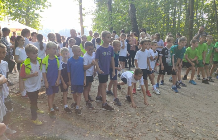 Było gorąco. Szczególnie za sprawą wyjątkowo, naprawdę letniej upalnej aury jak i atmosfery panującej tego dnia w Parku Ekologicznym w Pasłęku. Pierwsza sportowa impreza tego roku szkolnego – Mistrzostwa Powiatu Elbląskiego w Biegach Przełajowych 13.09.2023 r. już za nami.  Licząca 33 osoby reprezentacja naszej szkoły, godnie stawiła czoła drużynom m.in. z: Młynar, Rogajn, Rychlik, Godkowa, Tolkmicka, Pilony oraz zawodnikom szkół  SP 1 i SP 3 z Pasłęka.