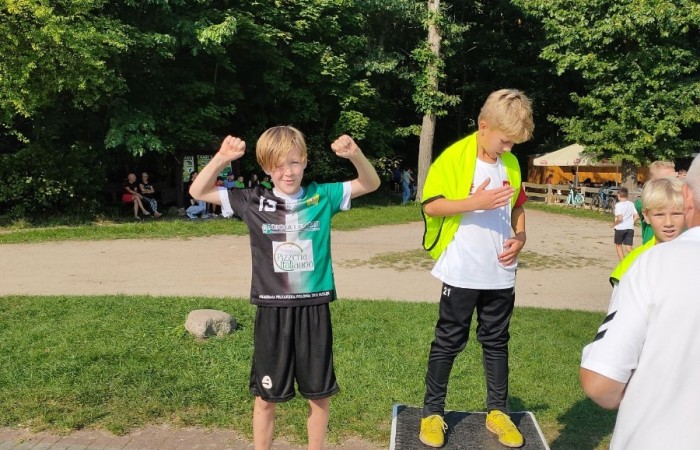 Było gorąco. Szczególnie za sprawą wyjątkowo, naprawdę letniej upalnej aury jak i atmosfery panującej tego dnia w Parku Ekologicznym w Pasłęku. Pierwsza sportowa impreza tego roku szkolnego – Mistrzostwa Powiatu Elbląskiego w Biegach Przełajowych 13.09.2023 r. już za nami.  Licząca 33 osoby reprezentacja naszej szkoły, godnie stawiła czoła drużynom m.in. z: Młynar, Rogajn, Rychlik, Godkowa, Tolkmicka, Pilony oraz zawodnikom szkół  SP 1 i SP 3 z Pasłęka.