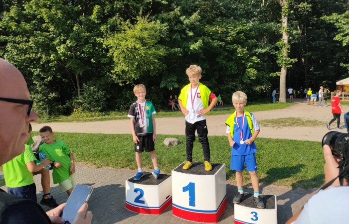 Było gorąco. Szczególnie za sprawą wyjątkowo, naprawdę letniej upalnej aury jak i atmosfery panującej tego dnia w Parku Ekologicznym w Pasłęku. Pierwsza sportowa impreza tego roku szkolnego – Mistrzostwa Powiatu Elbląskiego w Biegach Przełajowych 13.09.2023 r. już za nami.  Licząca 33 osoby reprezentacja naszej szkoły, godnie stawiła czoła drużynom m.in. z: Młynar, Rogajn, Rychlik, Godkowa, Tolkmicka, Pilony oraz zawodnikom szkół  SP 1 i SP 3 z Pasłęka.