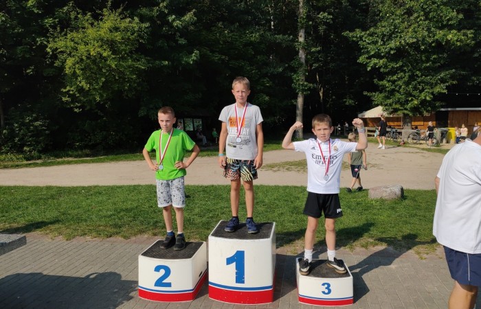 Było gorąco. Szczególnie za sprawą wyjątkowo, naprawdę letniej upalnej aury jak i atmosfery panującej tego dnia w Parku Ekologicznym w Pasłęku. Pierwsza sportowa impreza tego roku szkolnego – Mistrzostwa Powiatu Elbląskiego w Biegach Przełajowych 13.09.2023 r. już za nami.  Licząca 33 osoby reprezentacja naszej szkoły, godnie stawiła czoła drużynom m.in. z: Młynar, Rogajn, Rychlik, Godkowa, Tolkmicka, Pilony oraz zawodnikom szkół  SP 1 i SP 3 z Pasłęka.