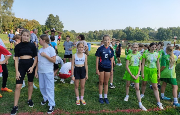 Było gorąco. Szczególnie za sprawą wyjątkowo, naprawdę letniej upalnej aury jak i atmosfery panującej tego dnia w Parku Ekologicznym w Pasłęku. Pierwsza sportowa impreza tego roku szkolnego – Mistrzostwa Powiatu Elbląskiego w Biegach Przełajowych 13.09.2023 r. już za nami.  Licząca 33 osoby reprezentacja naszej szkoły, godnie stawiła czoła drużynom m.in. z: Młynar, Rogajn, Rychlik, Godkowa, Tolkmicka, Pilony oraz zawodnikom szkół  SP 1 i SP 3 z Pasłęka.