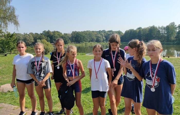 Było gorąco. Szczególnie za sprawą wyjątkowo, naprawdę letniej upalnej aury jak i atmosfery panującej tego dnia w Parku Ekologicznym w Pasłęku. Pierwsza sportowa impreza tego roku szkolnego – Mistrzostwa Powiatu Elbląskiego w Biegach Przełajowych 13.09.2023 r. już za nami.  Licząca 33 osoby reprezentacja naszej szkoły, godnie stawiła czoła drużynom m.in. z: Młynar, Rogajn, Rychlik, Godkowa, Tolkmicka, Pilony oraz zawodnikom szkół  SP 1 i SP 3 z Pasłęka.