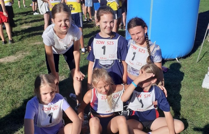 21 września 2023 r. w Parku Miejskim Bażantarnia w Elblągu zostały przeprowadzone Mistrzostwa Powiatu Elbląskiego młodzieży szkolnej w Sztafetowych Biegach Przełajowych. Naszą szkołę reprezentowały dwie grupy dziewcząt w składzie:
Szuniewicz Lidia                                        Szarszunowicz Laura
Buska Kaja                                                  Hołub Maja
Kędzierska Lena                                         Rudzińska Wiktoria
Wiśniewska Emilia                                     Demczak Anna
Mikołajka Julia                                           Gromala Lena
Krawczyk Blanka                                        Sokołowska Zuzanna
                                                                     Kalinowska Hanna.
 Jedna grupa dziewcząt z klas 4-6, jak i druga grupa dziewcząt z klas 7-8 osiągnęły ogromy sukces zajmując pierwsze miejsca. 
Wszystkim uczestniczkom zawodów dziękujemy i gratulujemy sportowych sukcesów.            