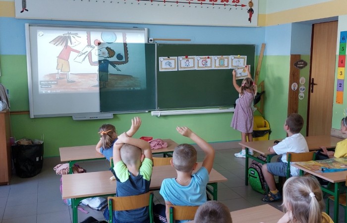 15 września w naszej szkole zaroiło się od kropek. Pełno było grochów, groszków, piegów, a to wszystko za sprawą Międzynarodowego Dnia Kropki. I choć stroje były piękne, to nie one odgrywały najważniejszą rolę, bo przecież jest to święto kreatywności, pomysłowości, a także odwagi do podejmowania działania. Wszystko zaczęło się od dziewczynki o imieniu Vashti, której życie całkowicie odmieniła mała kropka. Historia ta niezmiennie uświadamia nam, że każdy ma jakieś ukryte zdolności, talent. A nasze kropkowe talenty możecie zobaczyć na zdjęciach. Było kolorowo, kropkowo i radośnie.