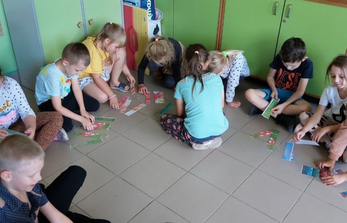 15 września w naszej szkole zaroiło się od kropek. Pełno było grochów, groszków, piegów, a to wszystko za sprawą Międzynarodowego Dnia Kropki. I choć stroje były piękne, to nie one odgrywały najważniejszą rolę, bo przecież jest to święto kreatywności, pomysłowości, a także odwagi do podejmowania działania. Wszystko zaczęło się od dziewczynki o imieniu Vashti, której życie całkowicie odmieniła mała kropka. Historia ta niezmiennie uświadamia nam, że każdy ma jakieś ukryte zdolności, talent. A nasze kropkowe talenty możecie zobaczyć na zdjęciach. Było kolorowo, kropkowo i radośnie.