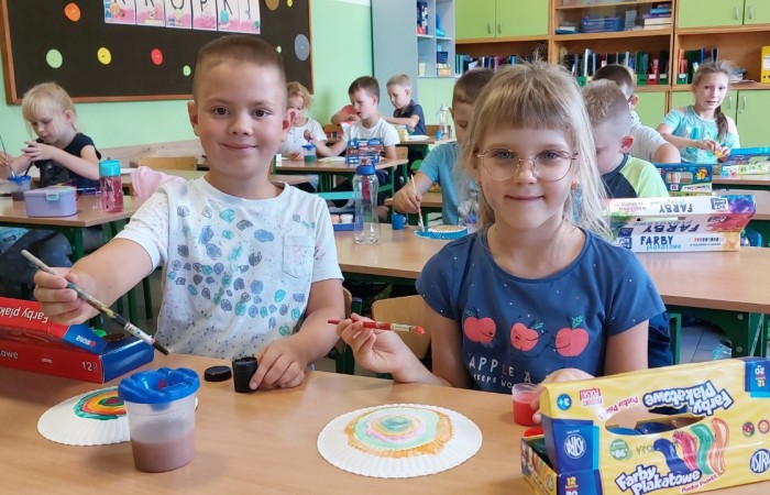 15 września w naszej szkole zaroiło się od kropek. Pełno było grochów, groszków, piegów, a to wszystko za sprawą Międzynarodowego Dnia Kropki. I choć stroje były piękne, to nie one odgrywały najważniejszą rolę, bo przecież jest to święto kreatywności, pomysłowości, a także odwagi do podejmowania działania. Wszystko zaczęło się od dziewczynki o imieniu Vashti, której życie całkowicie odmieniła mała kropka. Historia ta niezmiennie uświadamia nam, że każdy ma jakieś ukryte zdolności, talent. A nasze kropkowe talenty możecie zobaczyć na zdjęciach. Było kolorowo, kropkowo i radośnie.