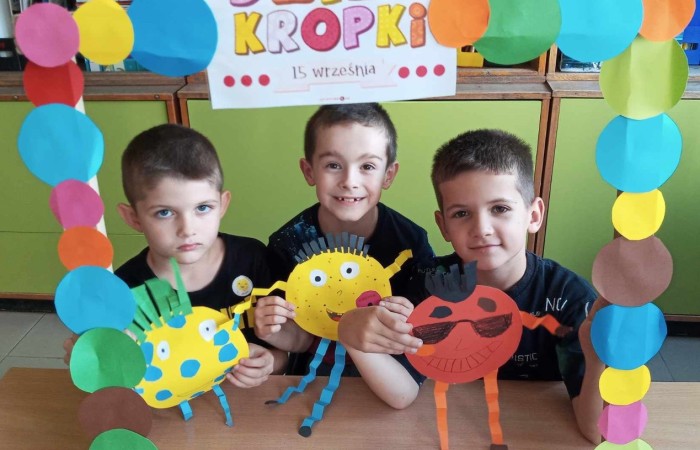 15 września w naszej szkole zaroiło się od kropek. Pełno było grochów, groszków, piegów, a to wszystko za sprawą Międzynarodowego Dnia Kropki. I choć stroje były piękne, to nie one odgrywały najważniejszą rolę, bo przecież jest to święto kreatywności, pomysłowości, a także odwagi do podejmowania działania. Wszystko zaczęło się od dziewczynki o imieniu Vashti, której życie całkowicie odmieniła mała kropka. Historia ta niezmiennie uświadamia nam, że każdy ma jakieś ukryte zdolności, talent. A nasze kropkowe talenty możecie zobaczyć na zdjęciach. Było kolorowo, kropkowo i radośnie.