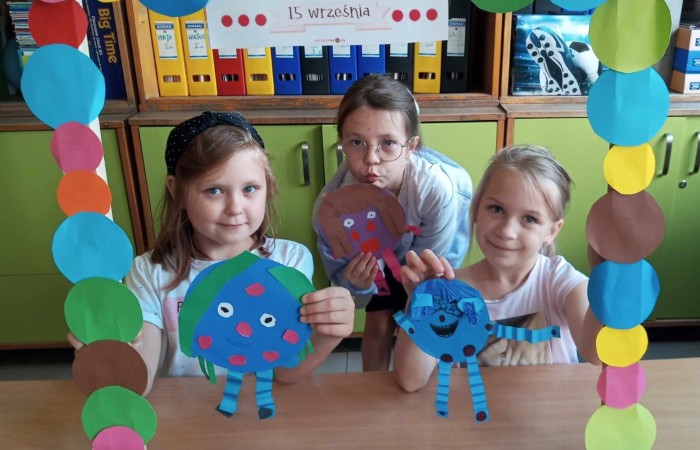 15 września w naszej szkole zaroiło się od kropek. Pełno było grochów, groszków, piegów, a to wszystko za sprawą Międzynarodowego Dnia Kropki. I choć stroje były piękne, to nie one odgrywały najważniejszą rolę, bo przecież jest to święto kreatywności, pomysłowości, a także odwagi do podejmowania działania. Wszystko zaczęło się od dziewczynki o imieniu Vashti, której życie całkowicie odmieniła mała kropka. Historia ta niezmiennie uświadamia nam, że każdy ma jakieś ukryte zdolności, talent. A nasze kropkowe talenty możecie zobaczyć na zdjęciach. Było kolorowo, kropkowo i radośnie.