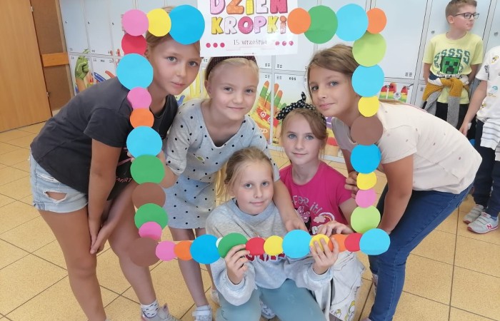 15 września w naszej szkole zaroiło się od kropek. Pełno było grochów, groszków, piegów, a to wszystko za sprawą Międzynarodowego Dnia Kropki. I choć stroje były piękne, to nie one odgrywały najważniejszą rolę, bo przecież jest to święto kreatywności, pomysłowości, a także odwagi do podejmowania działania. Wszystko zaczęło się od dziewczynki o imieniu Vashti, której życie całkowicie odmieniła mała kropka. Historia ta niezmiennie uświadamia nam, że każdy ma jakieś ukryte zdolności, talent. A nasze kropkowe talenty możecie zobaczyć na zdjęciach. Było kolorowo, kropkowo i radośnie.