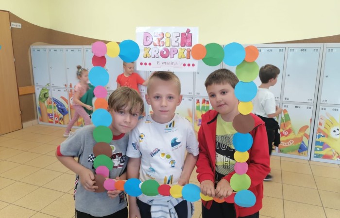 15 września w naszej szkole zaroiło się od kropek. Pełno było grochów, groszków, piegów, a to wszystko za sprawą Międzynarodowego Dnia Kropki. I choć stroje były piękne, to nie one odgrywały najważniejszą rolę, bo przecież jest to święto kreatywności, pomysłowości, a także odwagi do podejmowania działania. Wszystko zaczęło się od dziewczynki o imieniu Vashti, której życie całkowicie odmieniła mała kropka. Historia ta niezmiennie uświadamia nam, że każdy ma jakieś ukryte zdolności, talent. A nasze kropkowe talenty możecie zobaczyć na zdjęciach. Było kolorowo, kropkowo i radośnie.