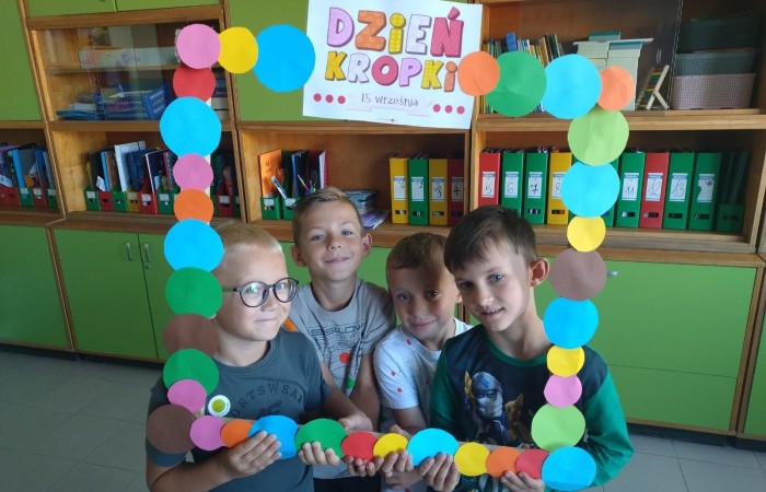 15 września w naszej szkole zaroiło się od kropek. Pełno było grochów, groszków, piegów, a to wszystko za sprawą Międzynarodowego Dnia Kropki. I choć stroje były piękne, to nie one odgrywały najważniejszą rolę, bo przecież jest to święto kreatywności, pomysłowości, a także odwagi do podejmowania działania. Wszystko zaczęło się od dziewczynki o imieniu Vashti, której życie całkowicie odmieniła mała kropka. Historia ta niezmiennie uświadamia nam, że każdy ma jakieś ukryte zdolności, talent. A nasze kropkowe talenty możecie zobaczyć na zdjęciach. Było kolorowo, kropkowo i radośnie.