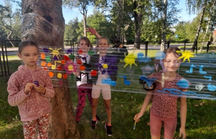 15 września w naszej szkole zaroiło się od kropek. Pełno było grochów, groszków, piegów, a to wszystko za sprawą Międzynarodowego Dnia Kropki. I choć stroje były piękne, to nie one odgrywały najważniejszą rolę, bo przecież jest to święto kreatywności, pomysłowości, a także odwagi do podejmowania działania. Wszystko zaczęło się od dziewczynki o imieniu Vashti, której życie całkowicie odmieniła mała kropka. Historia ta niezmiennie uświadamia nam, że każdy ma jakieś ukryte zdolności, talent. A nasze kropkowe talenty możecie zobaczyć na zdjęciach. Było kolorowo, kropkowo i radośnie.