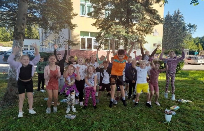 15 września w naszej szkole zaroiło się od kropek. Pełno było grochów, groszków, piegów, a to wszystko za sprawą Międzynarodowego Dnia Kropki. I choć stroje były piękne, to nie one odgrywały najważniejszą rolę, bo przecież jest to święto kreatywności, pomysłowości, a także odwagi do podejmowania działania. Wszystko zaczęło się od dziewczynki o imieniu Vashti, której życie całkowicie odmieniła mała kropka. Historia ta niezmiennie uświadamia nam, że każdy ma jakieś ukryte zdolności, talent. A nasze kropkowe talenty możecie zobaczyć na zdjęciach. Było kolorowo, kropkowo i radośnie.