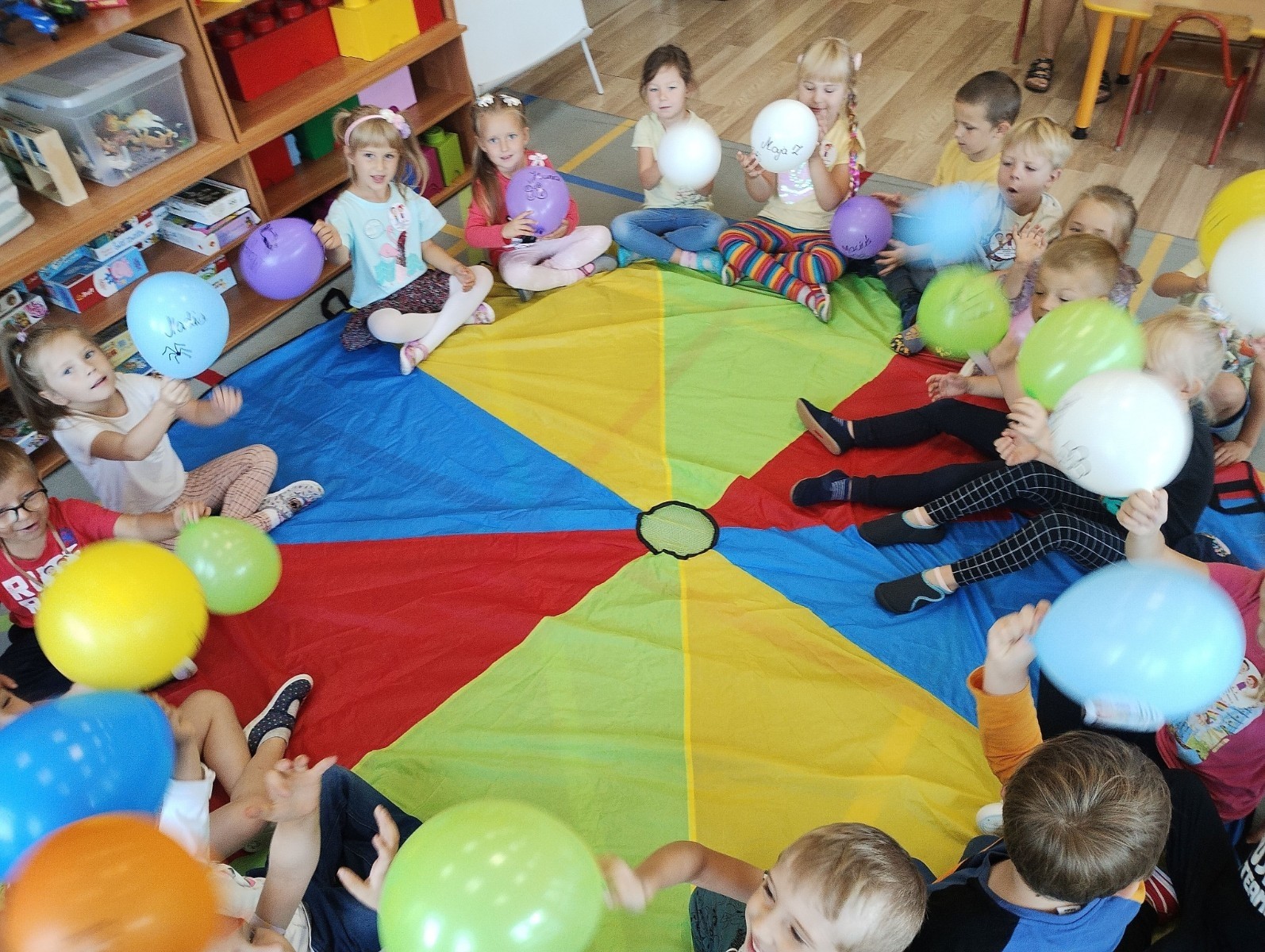 Dzień przedszkolaka jest jednym z ważniejszych wydarzeń naszego przedszkola :) Jak co roku 20 września celebrowaliśmy go wspólnie , szczególnie maluszki po raz pierwszy miały możliwość poczuć się jak prawowici przedszkolacy :).. Nie zabrakło odświętnych stroi , kolorowych dodatków i mnóstwo radości z dnia pełnego niespodzianek … Kolejny taki dzień za rok … :)