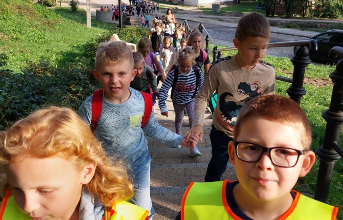 27 września uczniowie klas 1-3 wybrali się na pieszą wycieczkę do kina. Tam z kolei czekała nas podróż, tym razem pociągiem, a to za sprawą sympatycznego psa o imieniu Lampo. Brzmi znajomo? Pewnie tak, ponieważ film, który oglądaliśmy nosi tytuł: „O psie, który jeździł koleją”. Jest to wspaniała, ciepła historia, pełna wzlotów i upadków, przekładających się na prawdziwą lekcję na temat dobra, przyjaźni i empatii. Żeby przekonać się o tym na własnej skórze, nie pozostaje Wam nic innego jak ruszyć do kina. 