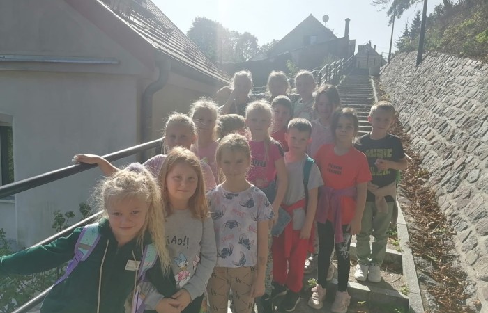 27 września uczniowie klas 1-3 wybrali się na pieszą wycieczkę do kina. Tam z kolei czekała nas podróż, tym razem pociągiem, a to za sprawą sympatycznego psa o imieniu Lampo. Brzmi znajomo? Pewnie tak, ponieważ film, który oglądaliśmy nosi tytuł: „O psie, który jeździł koleją”. Jest to wspaniała, ciepła historia, pełna wzlotów i upadków, przekładających się na prawdziwą lekcję na temat dobra, przyjaźni i empatii. Żeby przekonać się o tym na własnej skórze, nie pozostaje Wam nic innego jak ruszyć do kina. 