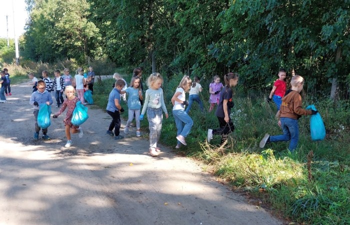 Akcja „Sprzątanie Świata”
W ostatnim tygodniu września, w ramach akcji „Sprzątania Świata”, uczniowie naszej szkoły zakasali rękawy, wzięli się do pracy i usunęli śmieci zalegające w najbliższej okolicy. W efekcie wokół zapanował porządek, za co nasza Ziemia jest z pewnością wdzięczna. 
