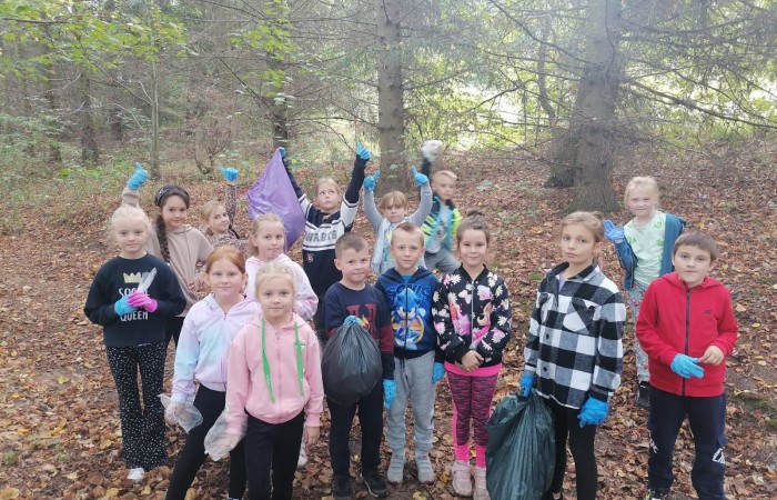 Akcja „Sprzątanie Świata”
W ostatnim tygodniu września, w ramach akcji „Sprzątania Świata”, uczniowie naszej szkoły zakasali rękawy, wzięli się do pracy i usunęli śmieci zalegające w najbliższej okolicy. W efekcie wokół zapanował porządek, za co nasza Ziemia jest z pewnością wdzięczna. 
