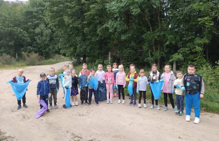 Akcja „Sprzątanie Świata”
W ostatnim tygodniu września, w ramach akcji „Sprzątania Świata”, uczniowie naszej szkoły zakasali rękawy, wzięli się do pracy i usunęli śmieci zalegające w najbliższej okolicy. W efekcie wokół zapanował porządek, za co nasza Ziemia jest z pewnością wdzięczna. 
