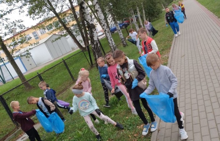 Akcja „Sprzątanie Świata”
W ostatnim tygodniu września, w ramach akcji „Sprzątania Świata”, uczniowie naszej szkoły zakasali rękawy, wzięli się do pracy i usunęli śmieci zalegające w najbliższej okolicy. W efekcie wokół zapanował porządek, za co nasza Ziemia jest z pewnością wdzięczna. 
