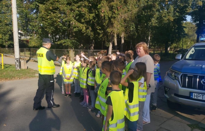 W czwartek 28 września uczniowie klas 1-3 gościli u siebie funkcjonariuszy policji. Podczas spotkania rozmawialiśmy na temat przepisów ruchu drogowego i konieczności ich przestrzegania, utrwalaliśmy znajomość wybranych znaków drogowych, a także ćwiczyliśmy właściwe przechodzenie przez jezdnię. Była to niezwykle cenna lekcja dla nas wszystkich.