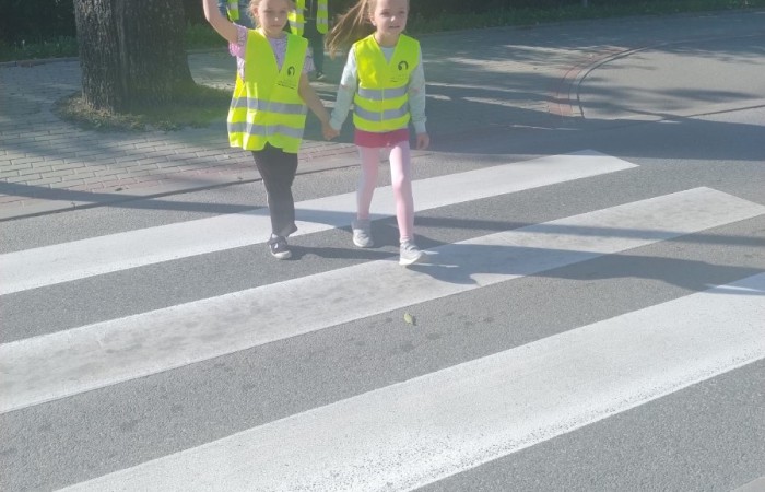 W czwartek 28 września uczniowie klas 1-3 gościli u siebie funkcjonariuszy policji. Podczas spotkania rozmawialiśmy na temat przepisów ruchu drogowego i konieczności ich przestrzegania, utrwalaliśmy znajomość wybranych znaków drogowych, a także ćwiczyliśmy właściwe przechodzenie przez jezdnię. Była to niezwykle cenna lekcja dla nas wszystkich.