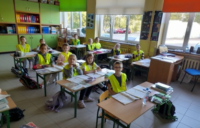W czwartek 28 września uczniowie klas 1-3 gościli u siebie funkcjonariuszy policji. Podczas spotkania rozmawialiśmy na temat przepisów ruchu drogowego i konieczności ich przestrzegania, utrwalaliśmy znajomość wybranych znaków drogowych, a także ćwiczyliśmy właściwe przechodzenie przez jezdnię. Była to niezwykle cenna lekcja dla nas wszystkich.