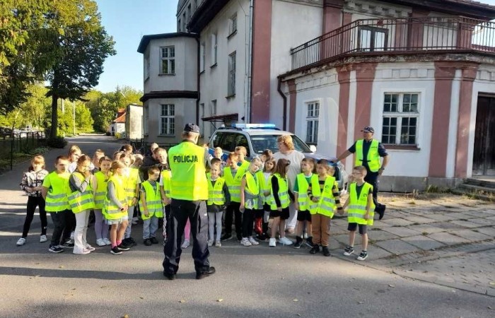 W czwartek 28 września uczniowie klas 1-3 gościli u siebie funkcjonariuszy policji. Podczas spotkania rozmawialiśmy na temat przepisów ruchu drogowego i konieczności ich przestrzegania, utrwalaliśmy znajomość wybranych znaków drogowych, a także ćwiczyliśmy właściwe przechodzenie przez jezdnię. Była to niezwykle cenna lekcja dla nas wszystkich.