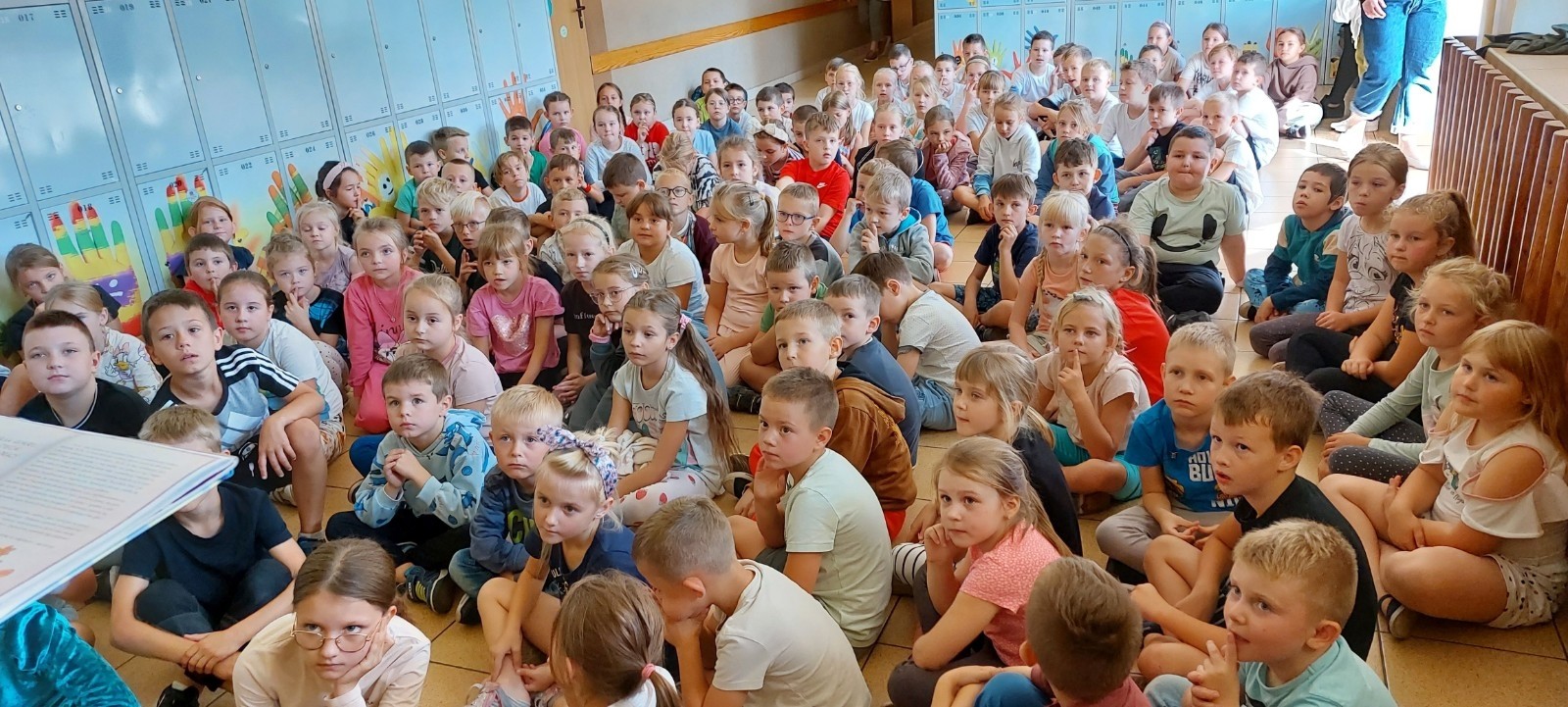 Nikomu chyba nie trzeba tłumaczyć jak ważne dla rozwoju dziecka jest czytanie. Doczekało się ono nawet swojego święta. Zaglądając do kalendarza możemy zobaczyć, że 29 września obchodzimy Ogólnopolski Dzień Głośnego Czytania. Data nie jest przypadkowa, ponieważ tego dnia urodziła się autorka książek dla dzieci i młodzieży- Janina Porazińska. My celebrowaliśmy ten wyjątkowy dzień z Panią Wicedyrektor Anettą Daszkowską, która zabrała nas w podróż w towarzystwie Bratka. Nasi uczniowie słuchali jego przygód z zaciekawieniem, odpowiadali nawet na pytania do wysłuchanego tekstu. Udało im się całkiem sporo zapamiętać. 
Dziękujemy Pani Wicedyrektor za poświęcony czas.
Zachęcamy rodziców młodszych uczniów do codziennego, wspólnego, głośnego czytania, a tych nieco starszych uczniów zapraszamy do częstego odwiedzania naszej szkolnej biblioteki. 